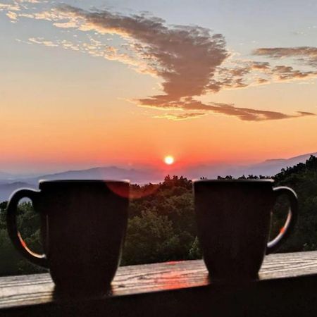 Wow Views!!-Mountain Escape-Outdoor Pool-Close To Downtown-Wifi-Cable-Private Balcony Gatlinburg Exterior photo