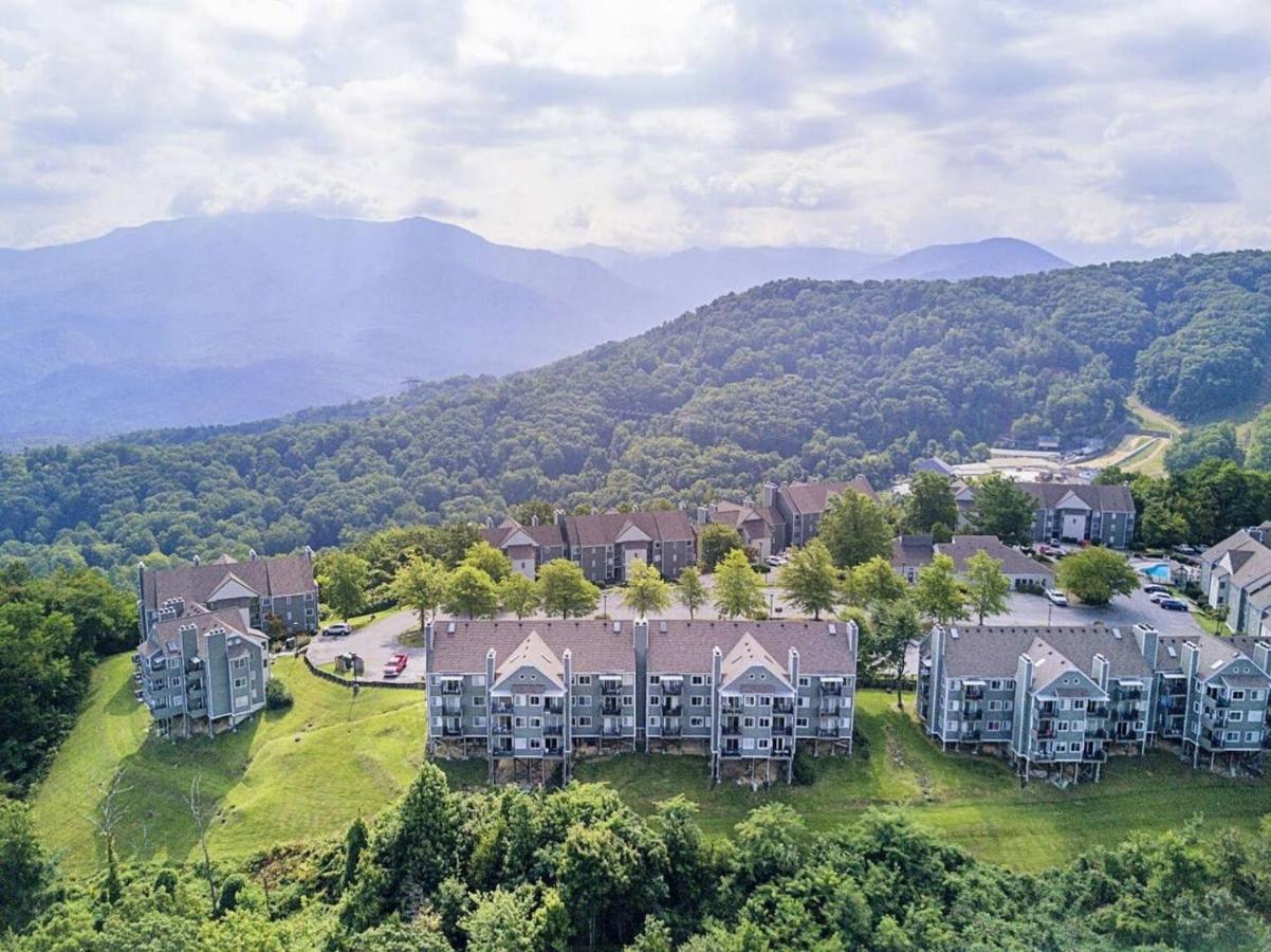Wow Views!!-Mountain Escape-Outdoor Pool-Close To Downtown-Wifi-Cable-Private Balcony Gatlinburg Exterior photo