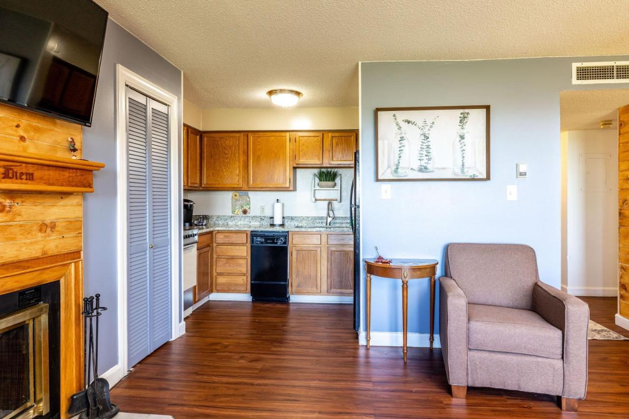 Wow Views!!-Mountain Escape-Outdoor Pool-Close To Downtown-Wifi-Cable-Private Balcony Gatlinburg Exterior photo