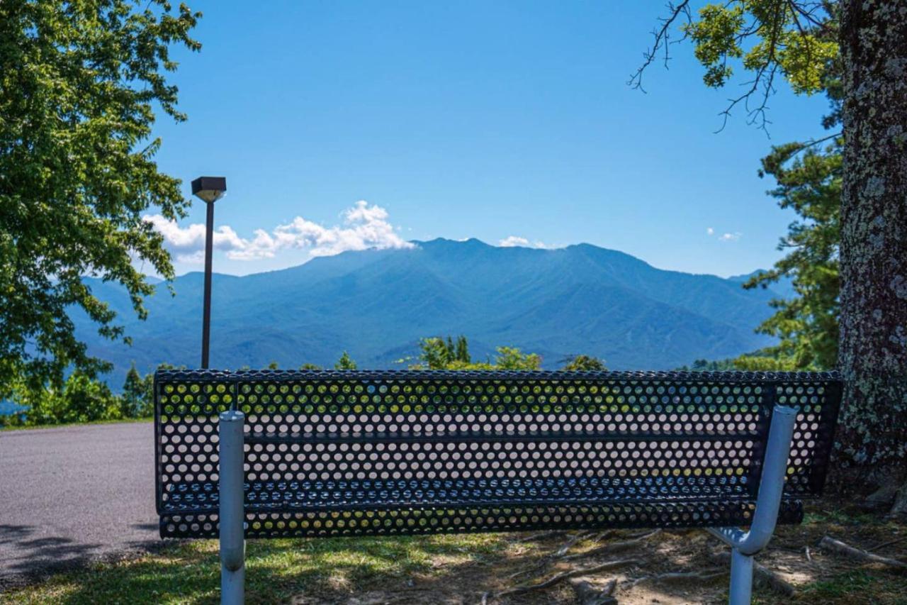 Wow Views!!-Mountain Escape-Outdoor Pool-Close To Downtown-Wifi-Cable-Private Balcony Gatlinburg Exterior photo
