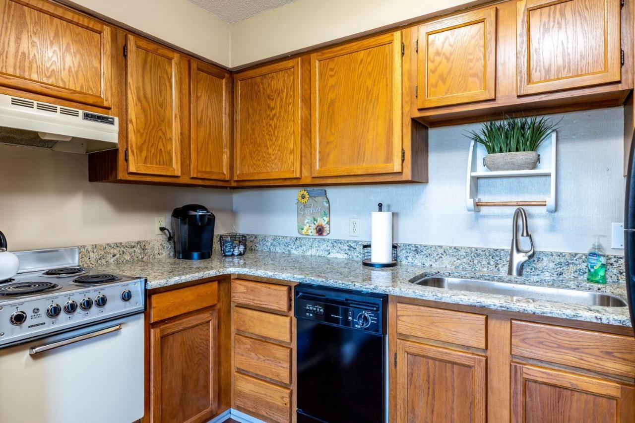 Wow Views!!-Mountain Escape-Outdoor Pool-Close To Downtown-Wifi-Cable-Private Balcony Gatlinburg Exterior photo