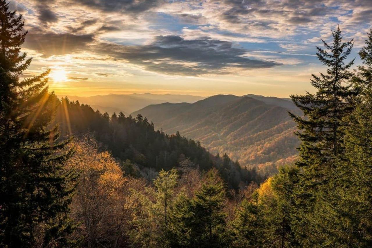 Wow Views!!-Mountain Escape-Outdoor Pool-Close To Downtown-Wifi-Cable-Private Balcony Gatlinburg Exterior photo