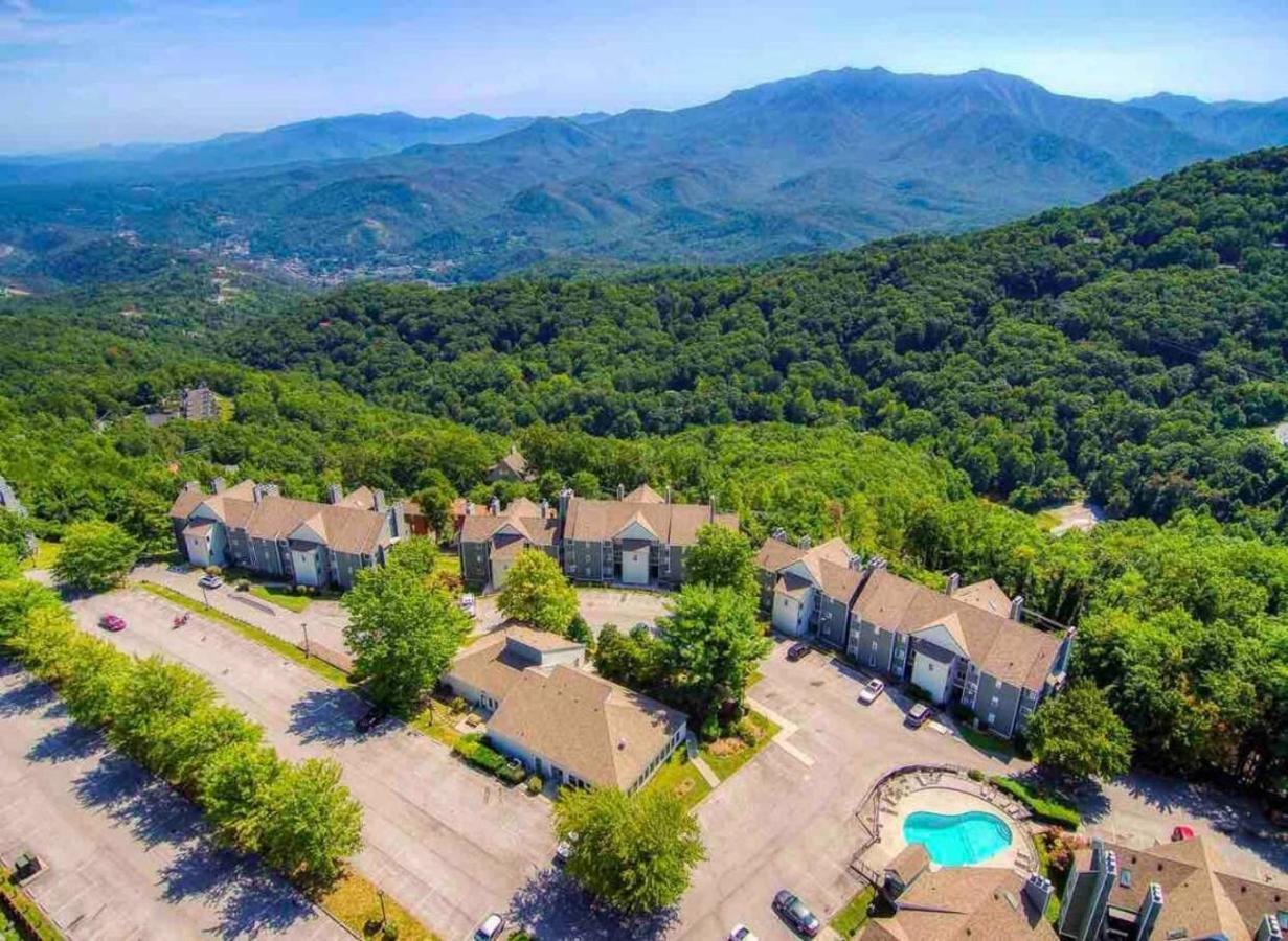 Wow Views!!-Mountain Escape-Outdoor Pool-Close To Downtown-Wifi-Cable-Private Balcony Gatlinburg Exterior photo