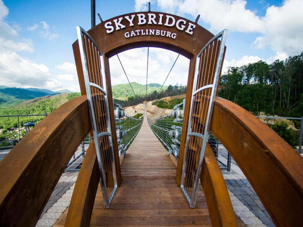 Wow Views!!-Mountain Escape-Outdoor Pool-Close To Downtown-Wifi-Cable-Private Balcony Gatlinburg Exterior photo