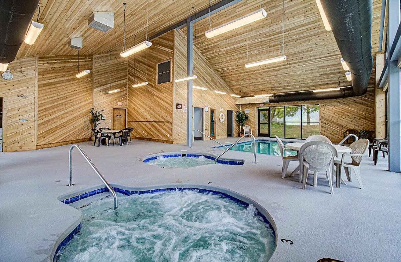 Wow Views!!-Mountain Escape-Outdoor Pool-Close To Downtown-Wifi-Cable-Private Balcony Gatlinburg Exterior photo